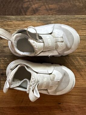 Nike Kids White Hook-and-Loop Lightweight Sneakers